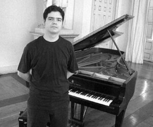 Luiz de Simone, devidamente acompanhado de seu Piano Steinway