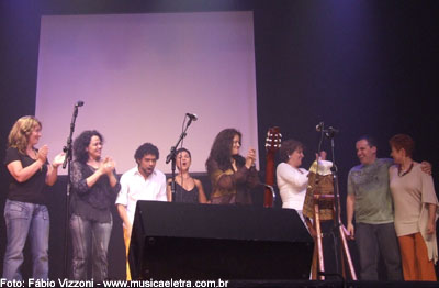 Todos juntos cantam "Ziriguidum", música feita por Lucina em homenagem a revista de Beto Feitosa (à direita, ao lado de Lucina