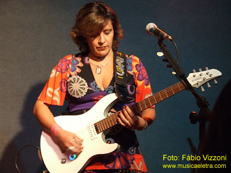 Vídeos: Crikka Amorim ‘pirateia’ Rita Lee em seu novo CD