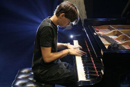 Vitor Araújo faz noite de autógrafos no Rio de Janeiro