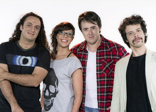Tiago Martins (guitarra), Eliza Schinner (baixo), Ronaldo Rajar (voz e violão) e Bruno Castro (bateria)