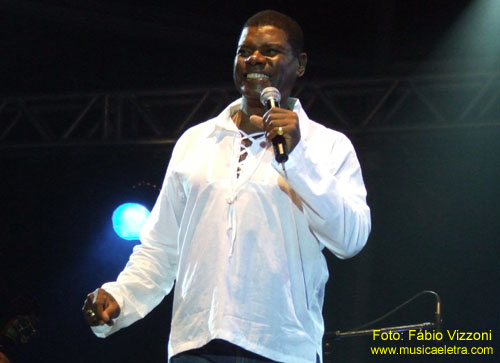 Perfil: Emílio Santiago