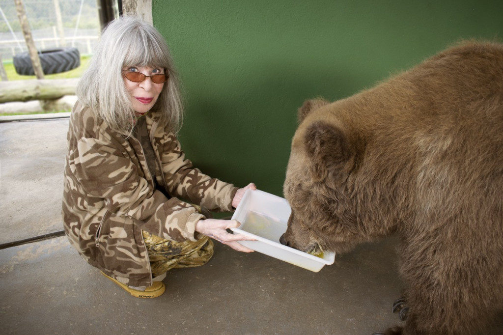 Rita Lee e a ursa Rowena, musa inspiradora de seu novo livro (Foto: Guilherme Samora)